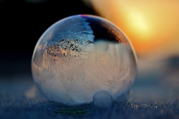 Fabulous Snapshots of Bubbles Frozen in Frigid Temperatures 2