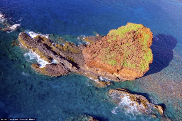 Pictures of Hawaii from a Hexacopter - The camera capturing the stunning aerial views of Sweetheart Rock was built by the photographer from parts he purchased online