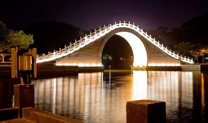 Jade Belt Bridge high an arched bridge built with a traditional Chinese design. Originally this design was made for very practical purposes.
