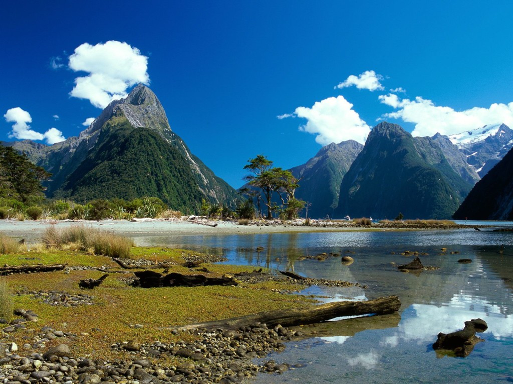 3Milford Sound - Nioselandahi island country in the southwest Pacific Ocean, which is comprised of two beautiful islands.