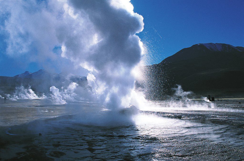 The geysers erupt to an average height of about 75 centimeters, with the highest eruption observed being around 6 metres. 