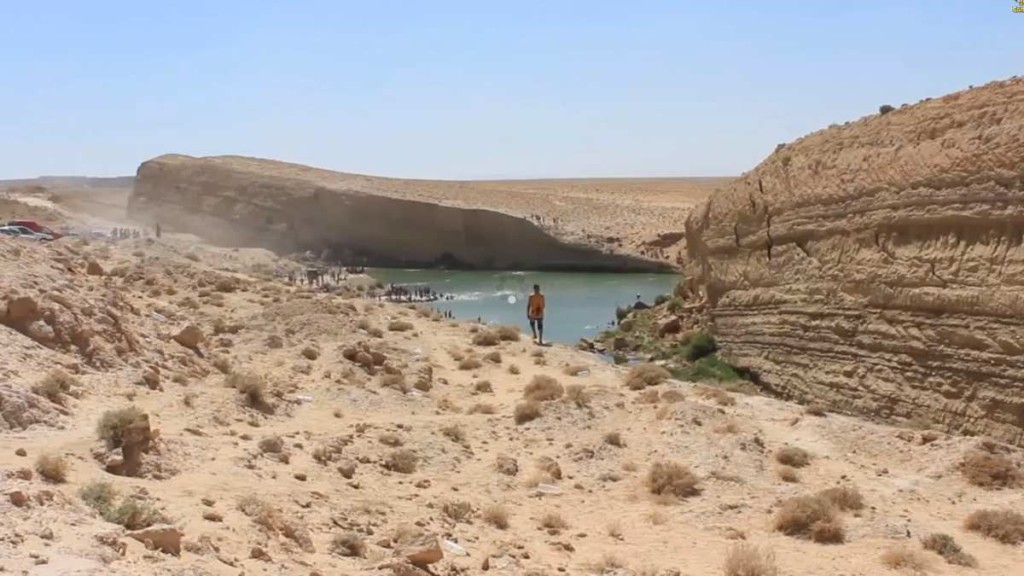 Lac de Gafsa is a Mysterious Lake Appears Overnight - In the north of Tunisia, Mehdi Bilel was returning home after attending a marriage.
