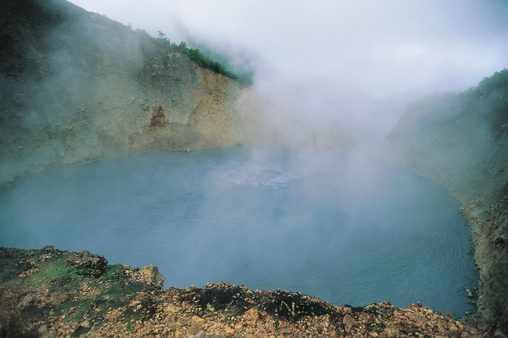 Due to phreatic eruption, the lake disappeared in 1880 and formed a fountain of hot water and steam. 