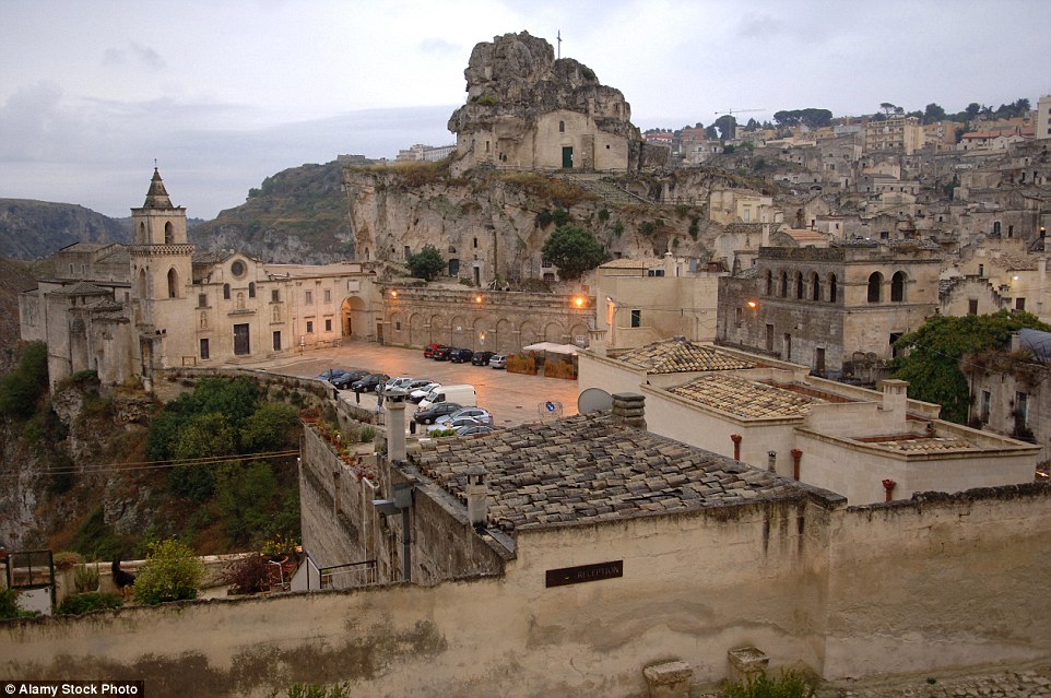 The first human settlements in the territory of Matera took advantage of the region’s many natural caves that define the rocky landscape. 