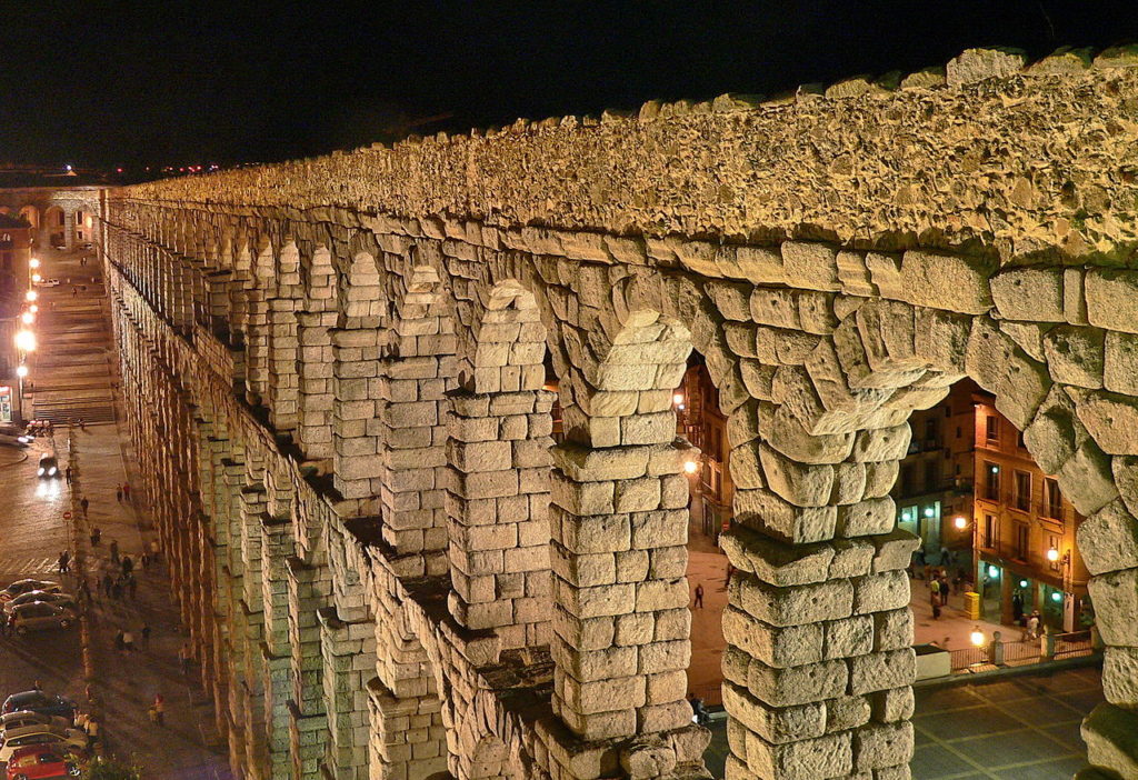 The aqueduct is special in every pillar and spandrel has a different design, have a common springer, others have separate but touching ones, and the base of several of the spandrels is different.