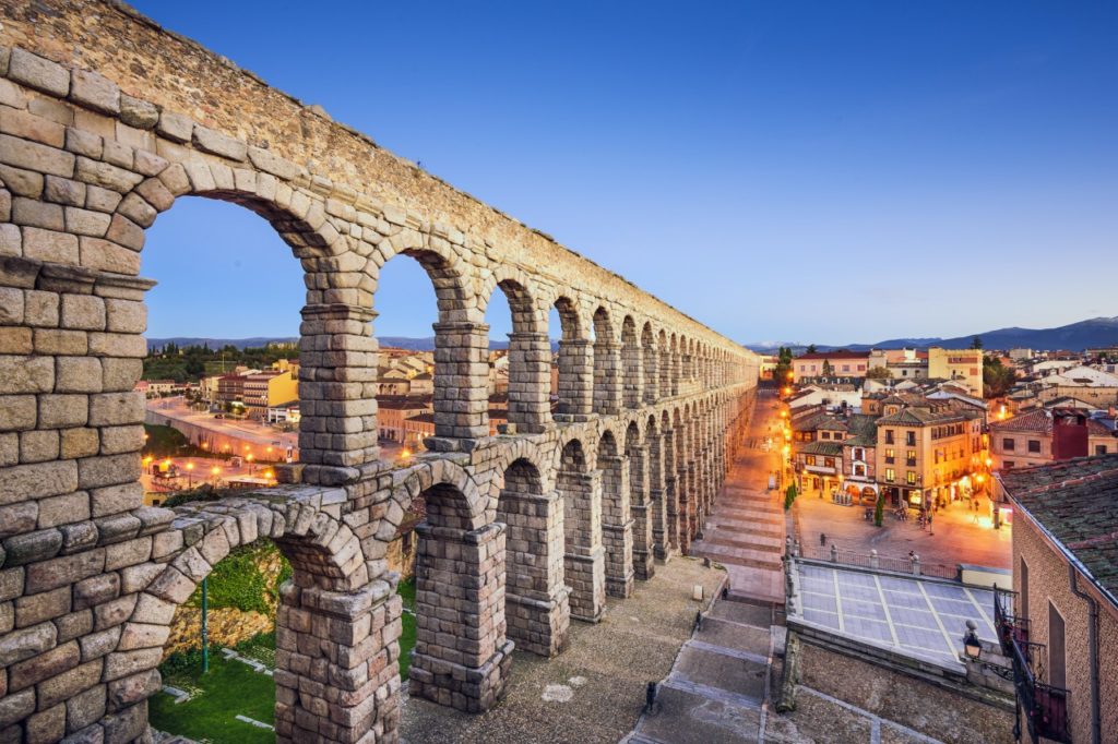 The first reconstruction took place during the reign of King Ferdinand and Queen Isabella, when a total of 36 arches were built with great care without disturbing the original design. 