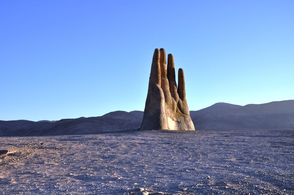 Somewhere in the Atacama Desert of Chile lies an astonishing monument “Mano del Desierto”, or the Hand of the Desert. 