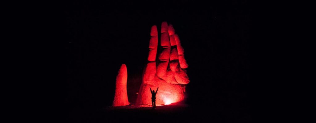 Somewhere in the Atacama Desert of Chile lies an astonishing monument “Mano del Desierto”, or the Hand of Desert.