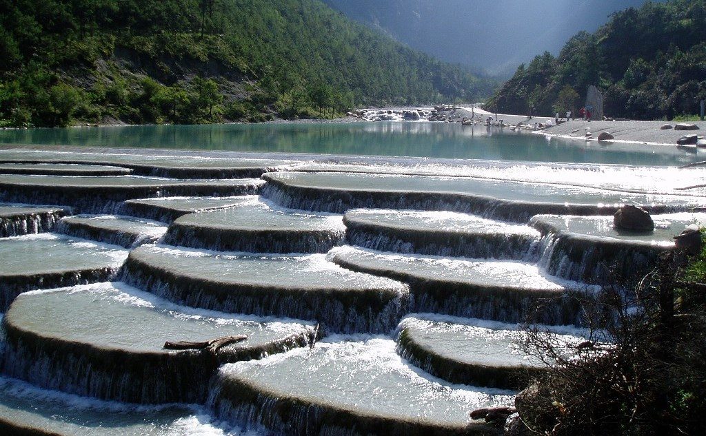 Therefore, it is composed by the sediments of high calcium carbonate in the spring waters normally flow downwards from the mountain to every semicircular-shaped limestone steps. 