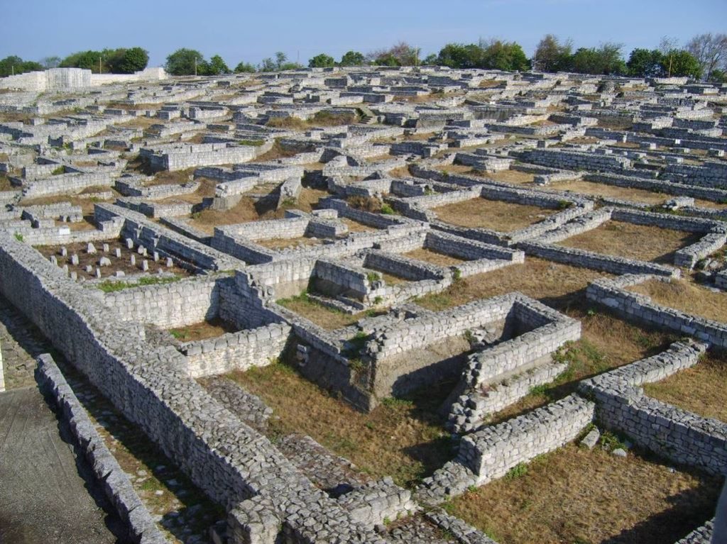 The ancient fortress with historical linkage to a village is situated in the Shumen Plateau, perhaps first built by Thracians and later reconstructed by Romans, Byzantines, and Bulgarians. 