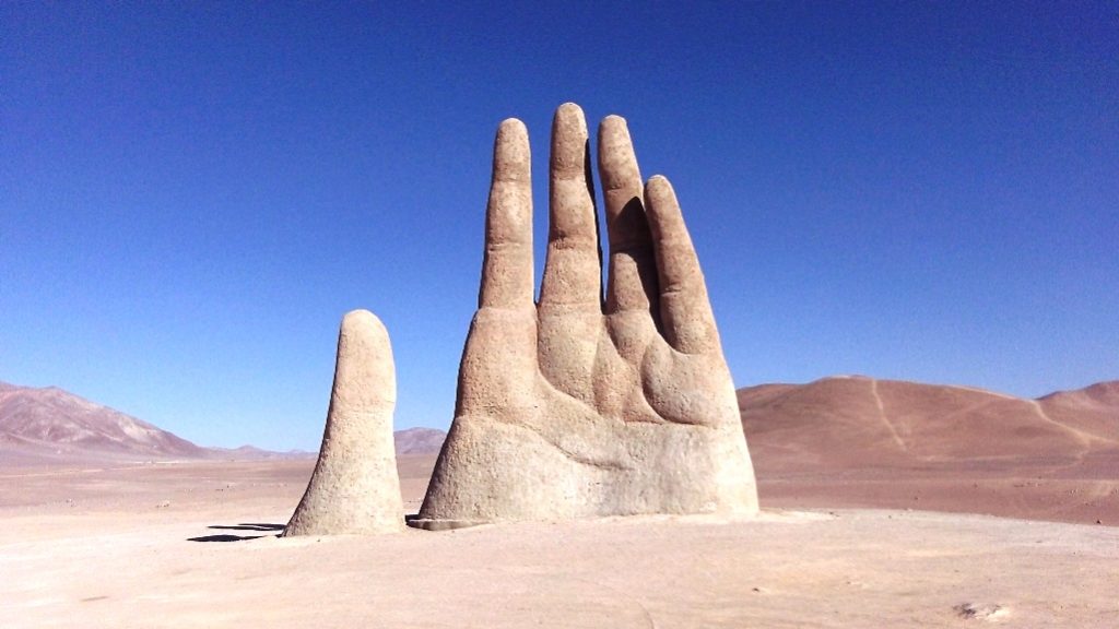 The Chilean Artist Mario Irarrazabal has created this massive hand sculpture popular in his domain of sculpting hand made things.