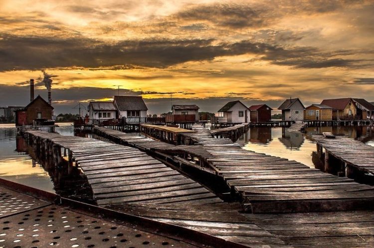 One of its most enchanted beauties is the floating village that lies in northwest of Hungarian capital of Budapest.