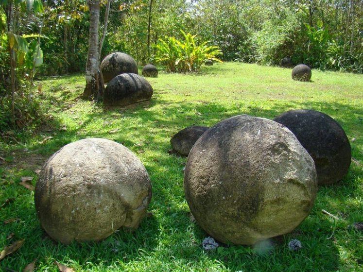In 1950’s, archaeological excavations undertaken at sites with stone balls found them to be associated with pottery and other materials typical of the Pre-Columbian cultures of southern Costa Rica. 