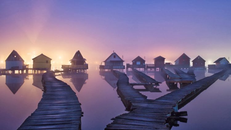 In fact, this is Hungary’s answer to the paradise island in the Indian Ocean, known as the “floating village”. 