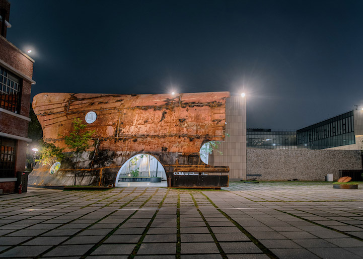 The hull of an old ship was freshly given a new life as a spectacular pavilion for the National Museum of Modern and Contemporary Art, in Korea.