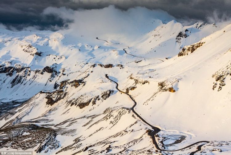 It runs across the mountains from Bruck in the state of Salzburg with Heiligenblut in Carinthia via Fuscher Törl