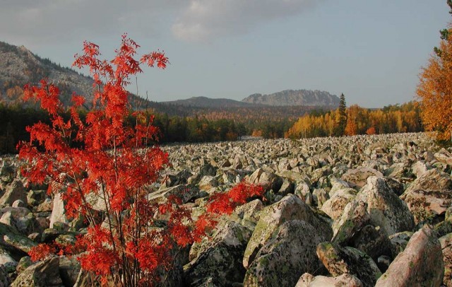 The big river of stone is 6 kilometers long and averages 200 meters in width and 700 meters wide. 