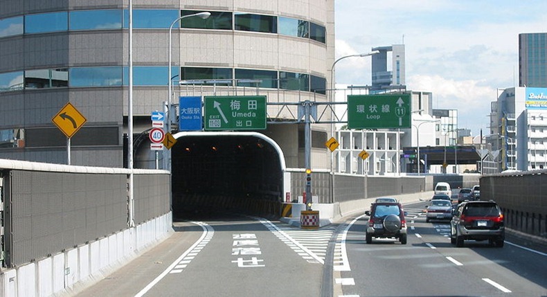 Moreover, despite the earthquake that caused severe damage to some sections of the Hanshin Expressway, the Japanese road infrastructure is a striking web that seems rather surreal.