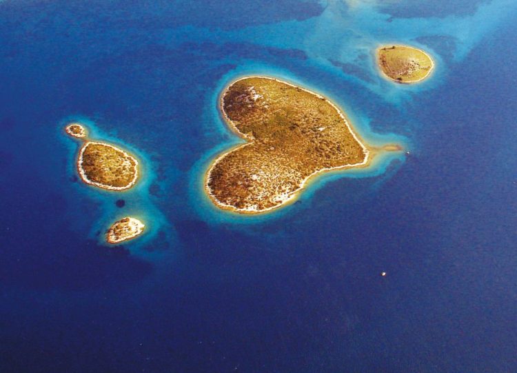 The island is famous due to its naturally occurring heart-shaped objects such as the Heart Reef in the Whitsundays. 