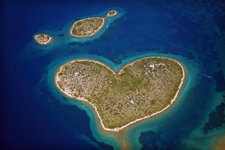 It seems many lovers from around the world consider it the ideal spot for a romantic Day break. The beautiful heart shaped island features two peaks, the highest of which is 36 m high above sea level. 
