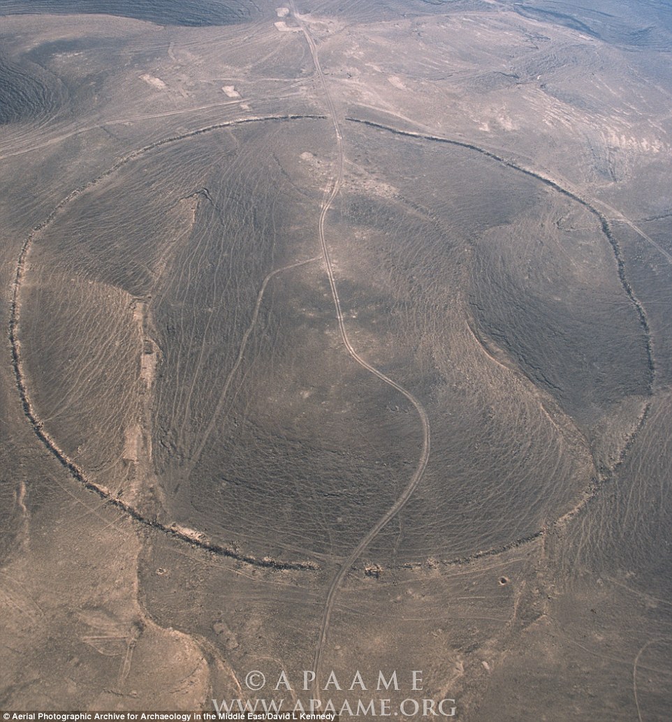 Known as Sirat Umm el-Hayan, this circle is located 3 miles (5km) west of the Hedjaz Railway. It features a wall built from local field stone