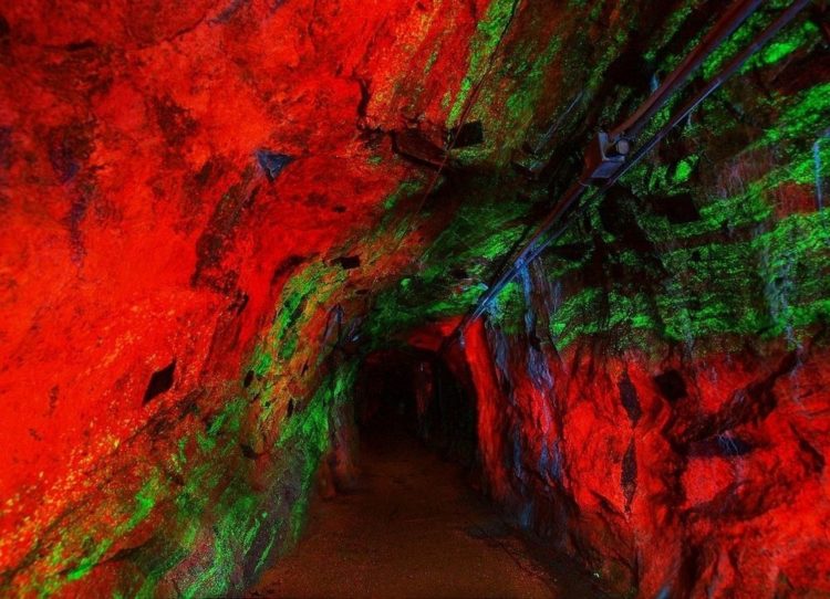 The Sterling Hill is close to Franklin Mine, 2.5 miles to the north, equally famous for its fluorescent minerals. Almost 90 different mineral species have been documented as fluorescent. 