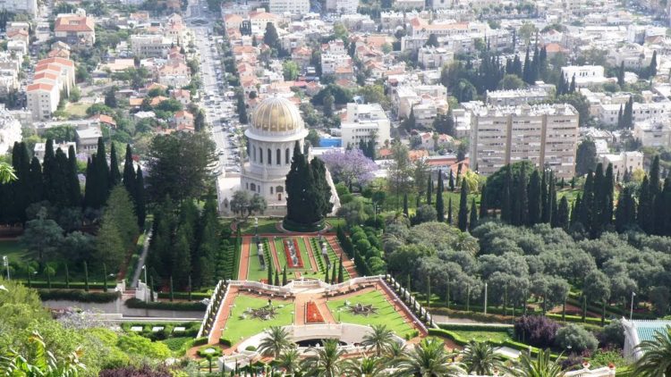 initially the gardens extend almost one kilometer up the side of Mount Carmel, covering some 200,000 square metres of land. 