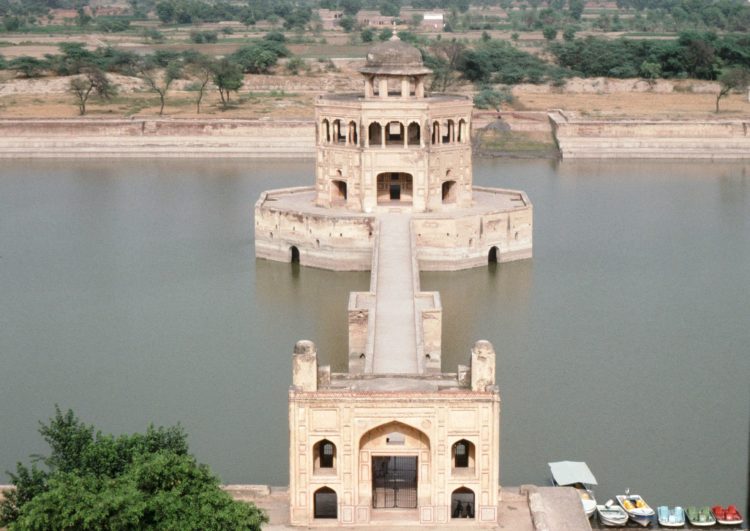 The Hiran Minar is one of the best known and most beautiful site used to be the favorite hunting spot of all Muslim rulers. 