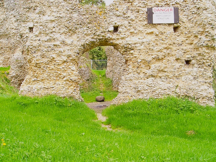 Two series of archaeological excavations have been carried out at the castle, one in 1953, and the other is somewhere 1981-1985. 