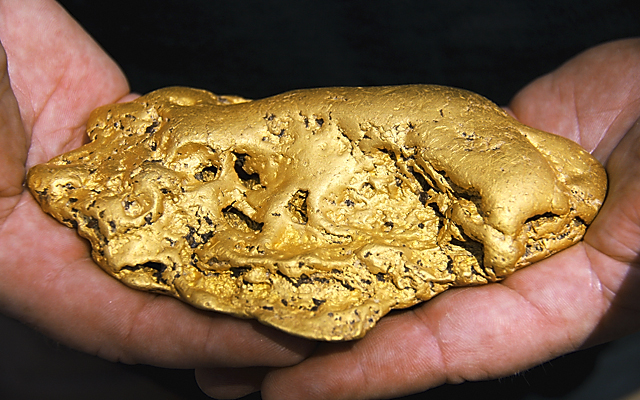 The “Butte Nugget” was found by a prospector in California in 2014 by using a metal detector. He dig up a piece of iron rubbish, but unearthed lifetime of this monster nugget. 