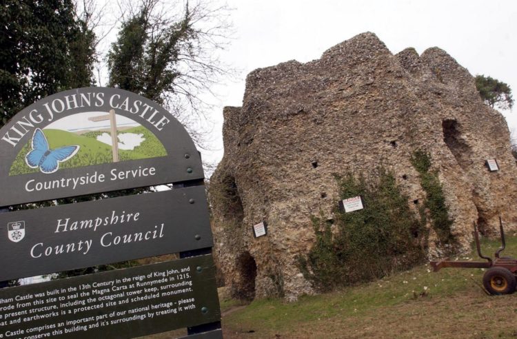 The Odiham castle built on 20 acres of land, took 7 years to complete. The castle had a two-storey stone keep and a square moat, raised banking and palisades. 