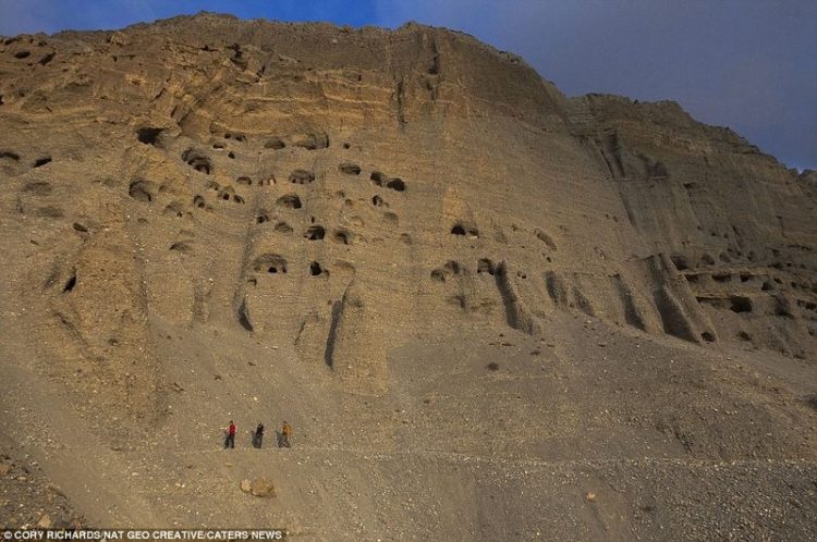 Archeologists are certain of that the caves in Mustang were used in three general periods. 