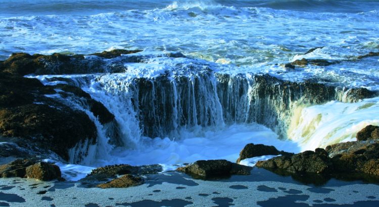 Thors Well is located in the Cape Perpetua Scenic Area, just three miles south of Yachats, a natural bowl-shaped hole carved out of the rough basalt shoreline. 