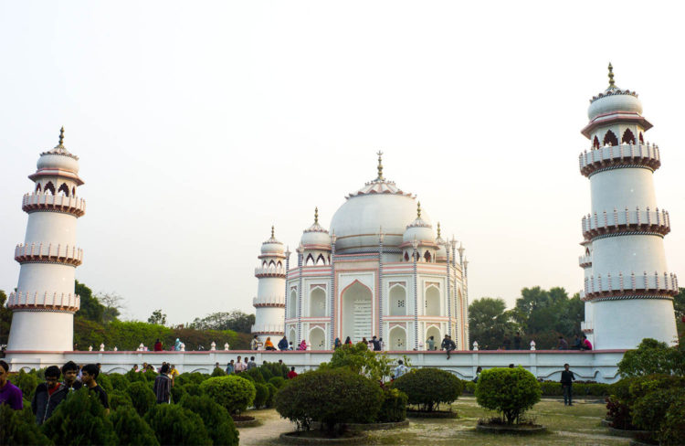 A rich Bangladeshi film-maker, Ahsanullah Moni has announced his “Copycat version of Taj Mahal” project at a cost of about USD$ 56 Million in December 2008. 