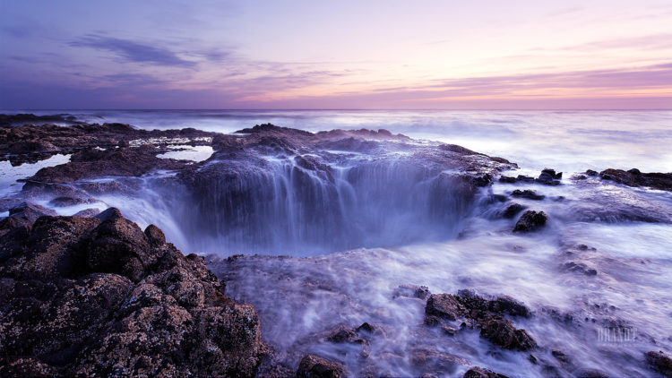 Thor’s Well is also known as the “drainpipe of the Pacific” and some call it “Gaping Hole”.
