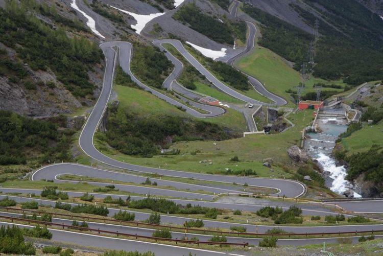 Thus, one after another, the 48 hairpin turns, extend over 24 kilometers away, with an average gradient of 7.5%. 