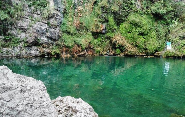 It is famous for natural scenes, crystal clear water with tiny fishes, cliff diving, swimming, and trekking. Swaik Lake is approached with 45 minutes of hiking after the drive of 10 Km by taking an exit from Kallar Kahar interchange at Lahore-Islamabad Motorway. 