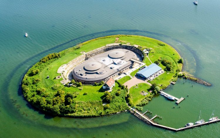 It is an island transformed in a fortress that served for various purposes before and after the First and Second World War.