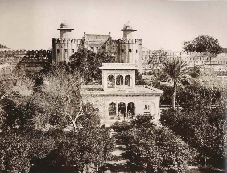 A picture showing the Lahore Fort and Hazuri Bagh Pavilion in 1870.