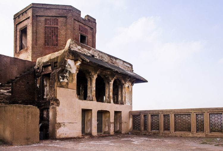 Kala Burj building also used to serve as a summer pavilion and it is similar to Lal Burj in many respects.