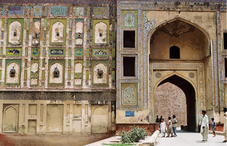 The fort's massive Picture Wall dates from the Jahangir period.