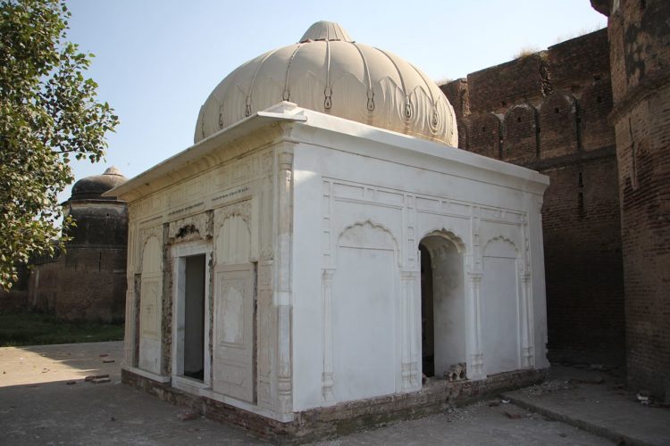 The samadhi of Jhingar Shah Suthra is a Hindu shrine located adjacent to the fort's northern wall.