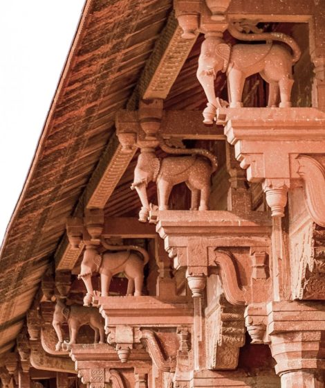 The use of elephant-shaped column brackets reflects Hindu influences on the syncretic architectural style of Emperor Akbar.