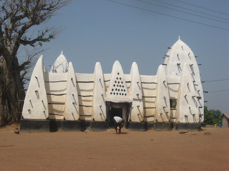 It is a predominantly Muslim town and became famous because of the adobe Sahelian mosque which was built in the style of buildings in the former Western Sudanese Empires. 