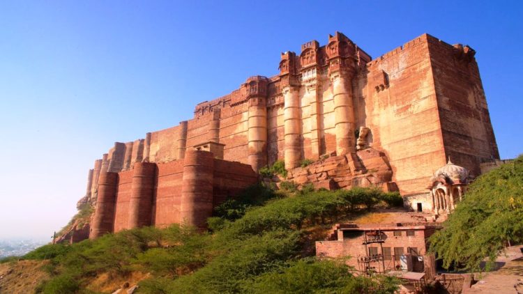 Mehrangarh Fort is one of the largest forts in India, as inside and its boundaries are numerous palaces famous for they're intricate carvings and extensive courtyards.