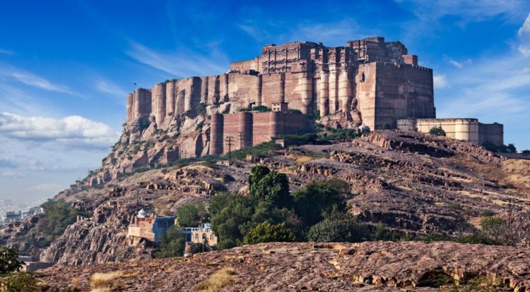 The fort is located at the centre of the city spreading over 5 kilometers on top of a high hill. Its walls, which are up to 118 feet high and 69 feet wide, protect some of the most gorgeous and historic palaces in Rajasthan.