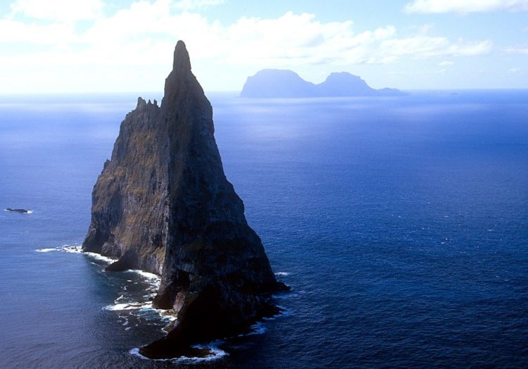It lies 20 kilometers southeast of Lord Howe Island in the Pacific Ocean. 