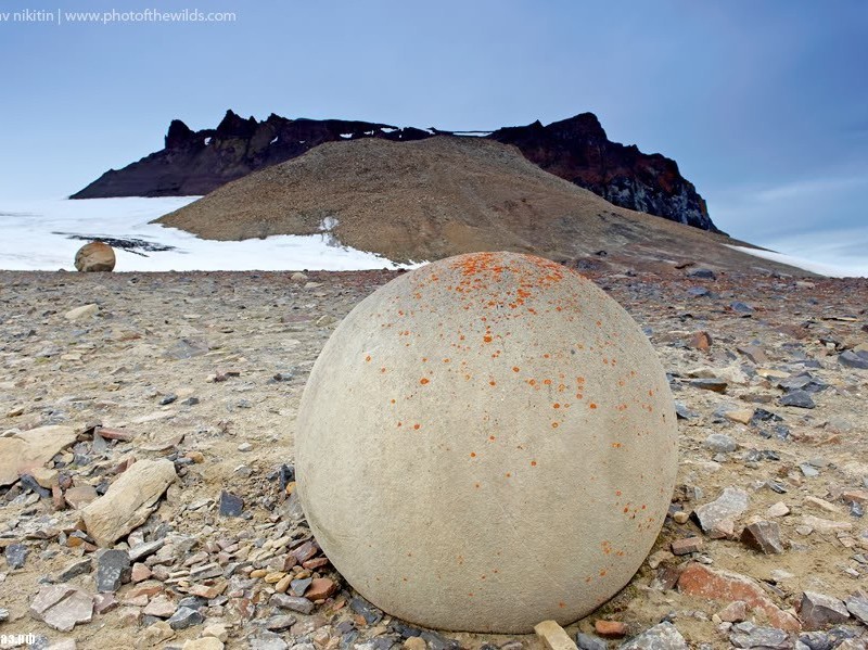 The island has mysterious stone balls of impressive size and a perfectly round shape that causes the many conjectures about their appearance on these uninhabited lands.