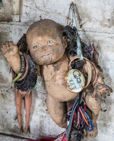 He later discovered a doll floating in the same waters and, assuming it belonged to the deceased girl, hung it from a tree as a sign of respect.