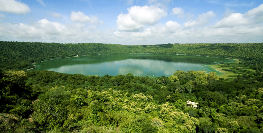 The Lonar Lake is home to a horde of algae and plankton species that thrive in its unusual ecosystem and give the water its vibrant color. 
